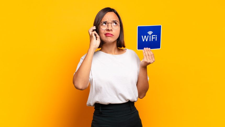 Młoda ładna kobieta. koncepcja wifi