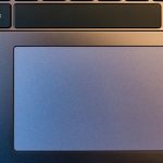 Zamknij się z ciemnoszarym touchpad witk czarną klawiaturą komputera