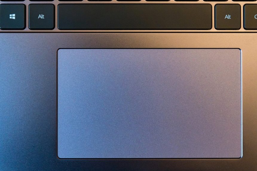 Zamknij się z ciemnoszarym touchpad witk czarną klawiaturą komputera
