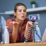 Zdjęcie przedstawiające influencerkę zajmującą się urodą, która nagrywa samouczek na żywo