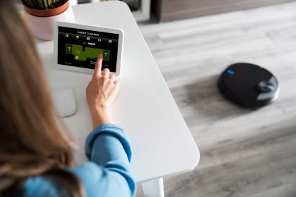 Zbliżenie kobiety aktywującej robota czyszczącego