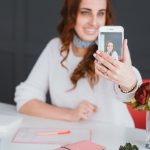 wolność freelancera. Praca w domu. styl życia blogera. kobieta robi zdjęcia