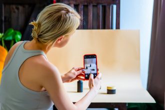 Kobieta robi zdjęcie produktu do sprzedaży online w Internecie z domu