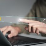 Koncepcja optymalizacji wyszukiwarek SEO Przedsiębiorca używający laptopa i dotykający ręką paska wyszukiwarki do wyszukiwania informacji o ruchu na stronach internetowych i rankingach stron internetowych