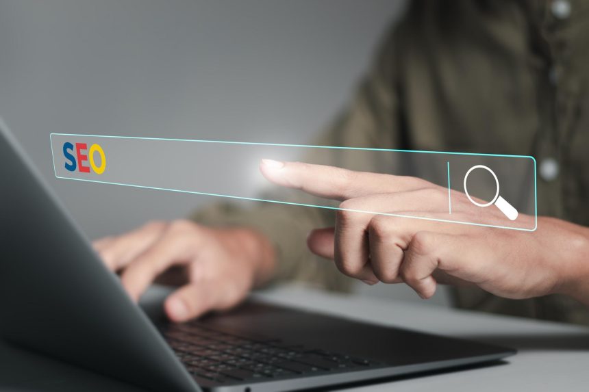 Koncepcja optymalizacji wyszukiwarek SEO Przedsiębiorca używający laptopa i dotykający ręką paska wyszukiwarki do wyszukiwania informacji o ruchu na stronach internetowych i rankingach stron internetowych