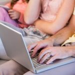 Rodzina na kanapie przy użyciu komputera typu tablet i laptopa