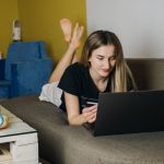 Zakupy online czarny piątek wyprzedaż oferty wakacyjne e-commerce bankowość internetowa wydawanie pieniędzy koncepcja