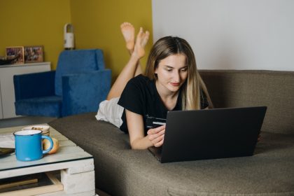 Zakupy online czarny piątek wyprzedaż oferty wakacyjne e-commerce bankowość internetowa wydawanie pieniędzy koncepcja