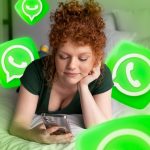 Nastolatek korzystający ze smartfona z kompozycją symboli mediów społecznościowych
