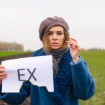 Piękna smutna dziewczyna trzymająca do połowy spalonego białego papieru z wydrukowanym tekstem Ex o rozstaniu, rozwodzie z chłopakiem, mężu