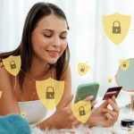 Elegantny klient z hologramem używający karty kredytowej do uwierzytelniania cybercash