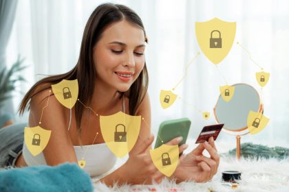 Elegantny klient z hologramem używający karty kredytowej do uwierzytelniania cybercash