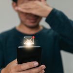 Zbliżenie na ręce trzymającego smartfona za pomocą telefonu do marketingu i wyszukiwania danych w Internecie