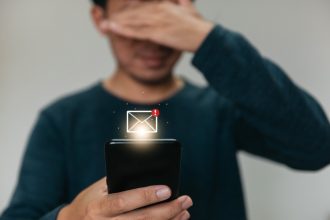 Zbliżenie na ręce trzymającego smartfona za pomocą telefonu do marketingu i wyszukiwania danych w Internecie