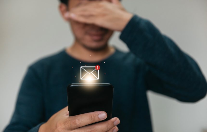 Zbliżenie na ręce trzymającego smartfona za pomocą telefonu do marketingu i wyszukiwania danych w Internecie