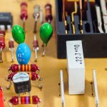 Elektroniczna płytka drukowana zamyka urządzenia elektroniczne na tablicach