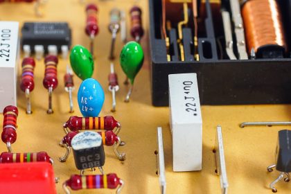 Elektroniczna płytka drukowana zamyka urządzenia elektroniczne na tablicach