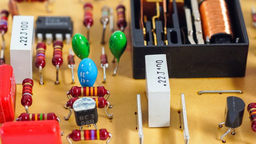Elektroniczna płytka drukowana zamyka urządzenia elektroniczne na tablicach