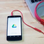 Telefon komórkowy otworzył aplikację Dysk Google.