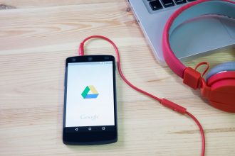 Telefon komórkowy otworzył aplikację Dysk Google.