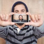 Hipster z kapturem koszula biorąc autoportret