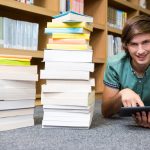 Student leży na piętrze biblioteki