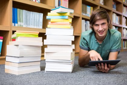 Student leży na piętrze biblioteki