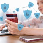 Elegantny klient z hologramem używający karty kredytowej do uwierzytelniania cybercash