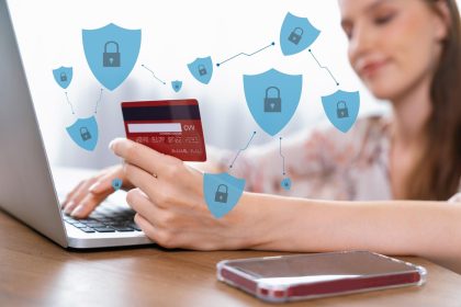 Elegantny klient z hologramem używający karty kredytowej do uwierzytelniania cybercash