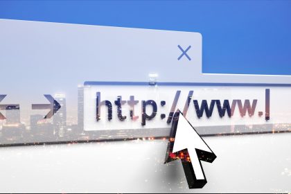 Zbliżenie paska przeglądarki z wpisanym kursorem i wpisanym http