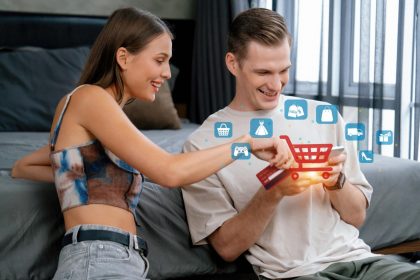 Elegantni klienci, kobiety i mężczyźni, używają kart kredytowych do zakupów, inwentaryzacji, cybercash.