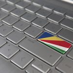 Klawiatura z flagą Seszeli na przycisku enter reprezentuje język uczenia się cyberataku