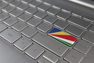 Klawiatura z flagą Seszeli na przycisku enter reprezentuje język uczenia się cyberataku