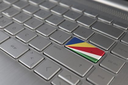 Klawiatura z flagą Seszeli na przycisku enter reprezentuje język uczenia się cyberataku