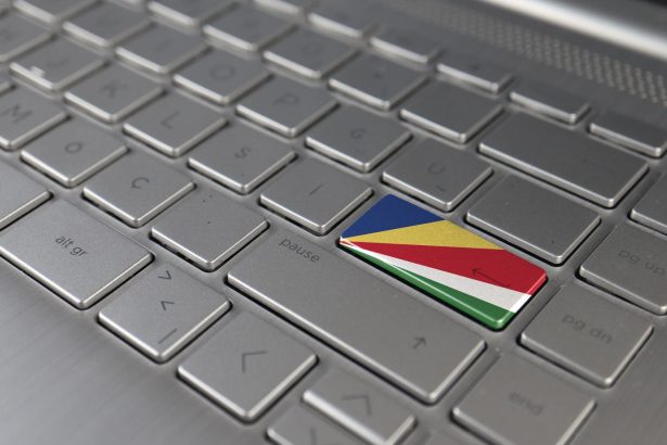 Klawiatura z flagą Seszeli na przycisku enter reprezentuje język uczenia się cyberataku