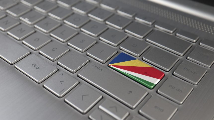 Klawiatura z flagą Seszeli na przycisku enter reprezentuje język uczenia się cyberataku