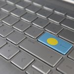 Klawiatura z flagą Palau na przycisku enter reprezentuje język uczenia się cyberataku