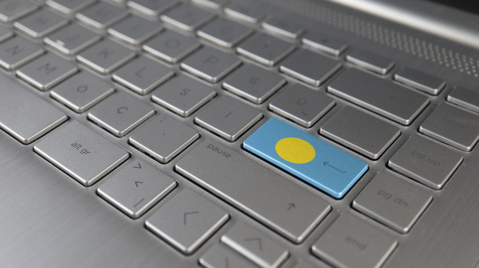 Klawiatura z flagą Palau na przycisku enter reprezentuje język uczenia się cyberataku