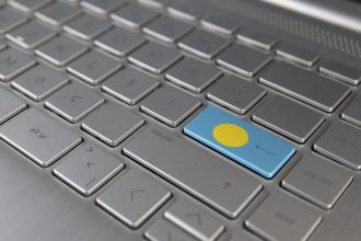 Klawiatura z flagą Palau na przycisku enter reprezentuje język uczenia się cyberataku