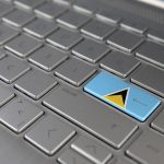 Klawiatura z flagą Świętej Łucji na przycisku Enter reprezentuje język uczenia się cyberataku