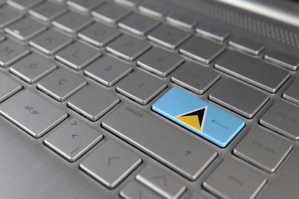 Klawiatura z flagą Świętej Łucji na przycisku Enter reprezentuje język uczenia się cyberataku