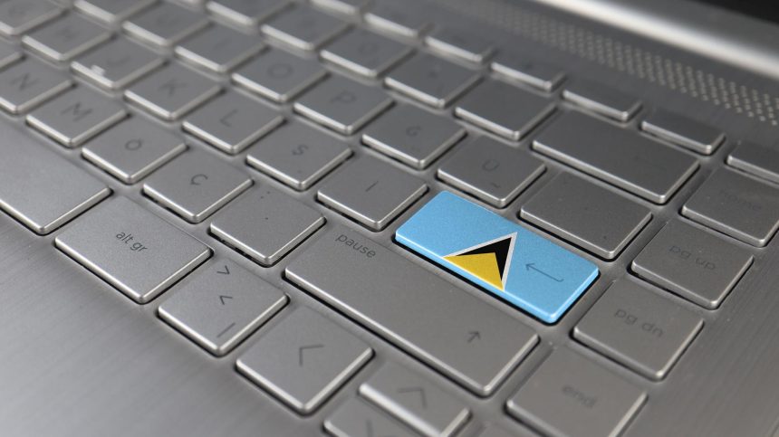Klawiatura z flagą Świętej Łucji na przycisku Enter reprezentuje język uczenia się cyberataku