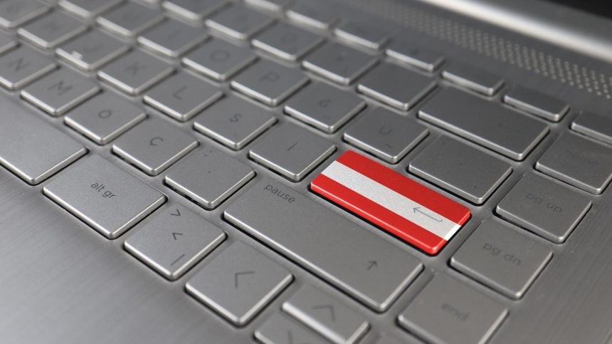Klawiatura z flagą Austrii na przycisku enter reprezentuje język uczenia się cyberataku