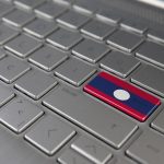 Klawiatura z flagą Laosu na przycisku Enter reprezentuje język uczenia się cyberataku
