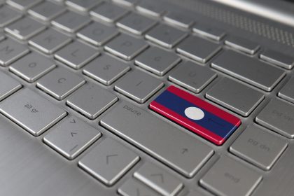 Klawiatura z flagą Laosu na przycisku Enter reprezentuje język uczenia się cyberataku