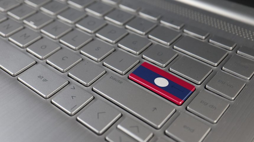 Klawiatura z flagą Laosu na przycisku Enter reprezentuje język uczenia się cyberataku