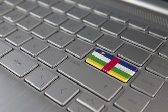 Klawiatura z flagą R z Afryki Środkowej na przycisku enter reprezentuje naukę o atakach cybernetycznych