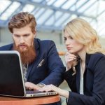 Para biznesowa pracująca razem nad projektem w nowoczesnym biurze