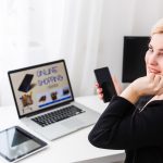 Obsługa operatora telefonu w zestawie słuchawkowym w miejscu pracy