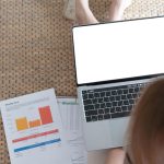 Kobieta używająca laptopa z pustym makietą białego pustego ekranu pisanie na komputerze w domu makietę copyspace wyświetlacz dla reklamy poszukiwania pracy badanie zakupów internetowych strona ebanking over shoulder view